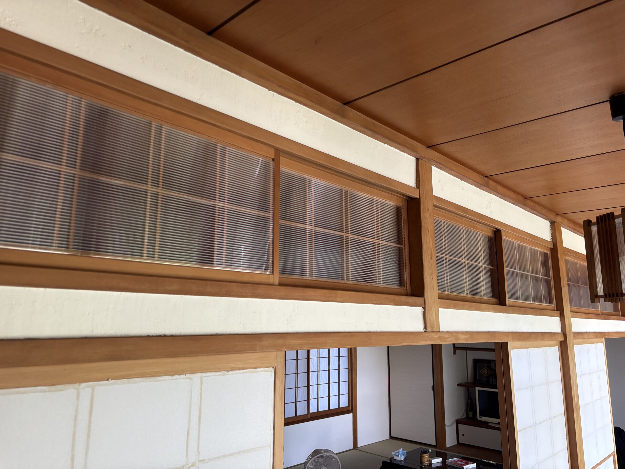竹すだれのある和室の梁