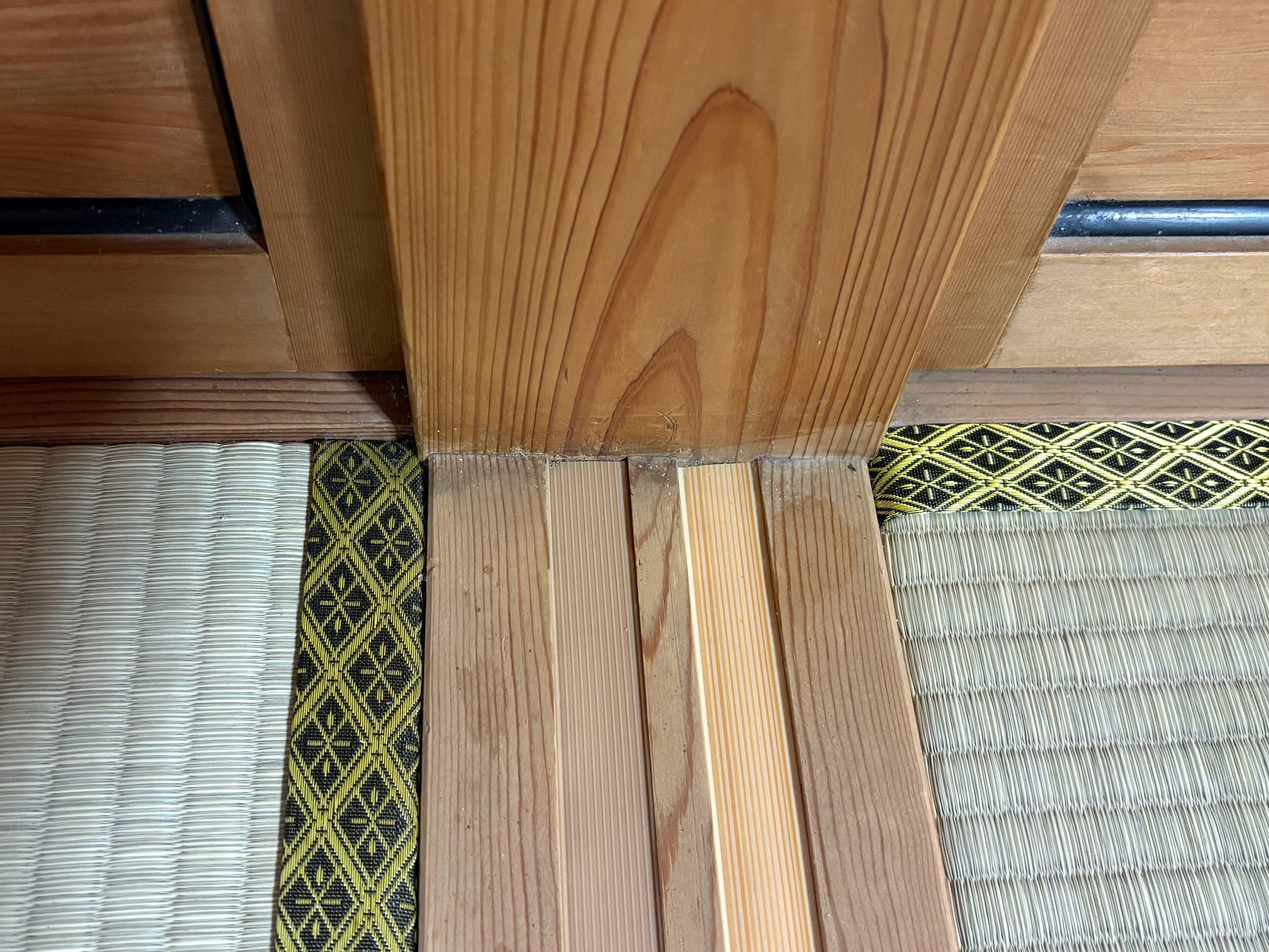 木製の柱と敷居の接合部分
